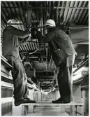 Här byts en styrventil för bromsarna ut på verkstaden i Hagalund.