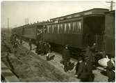 Den häftiga vårfloden i Sidsjöbäcken, 600 meter väster om Sundsvall Västra, gjorde att trumman under järnvägen, kvällen den 5 maj 1919, spolades bort varvid även en stor del av banvallen förstördes och tågtrafiken stoppades.
Vagnarna på bilden är från höger SJ D1 753, C3a 1410, C3d 2189 samt AB01 och CF01.