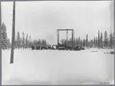 Gällivare-Porjus.
Rälstippen, km 48.Vintern 1910-1911.
Från bygget av arbetsspåret mellan Gällivare och Porjus. Bilden visar snöskottning vintern 1910/1911. Man skottade i princip undan snön och började lägga ut sliprar och spår på den frusna marken.