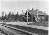 Stationshus i Svärtträsk, denna byggnad flyttades till Yttervik mellan Storuman och Tärnaby, där det numera används som ett fritidshus. Mannen som flyttade stugan var Kalle Strandberg, som har ett förflutet som lokförare inom SJ.