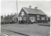 Vojmåns envånings stationshus och är byggt i trä och sammanbyggt med godsmagasinet. 1923 anlades hållplats.