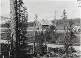 Envånings stationsstuga i trä, som är sammanbyggt i vinkel med godsmagasinet, 1927 anlades en hållplats. Gubbergets stationsstuga är nummera privat ägt och används som fritidshus.