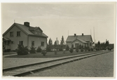 Envånings stationshus i trä, sammanbyggt i vinkel med godsmagasinet. 1942 och 1947 moderniserades expeditionen och inrättades en lägenhet i övervåningen.