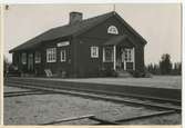 Envånings stationshus i trä, sammanbyggt med godsmagasinet. I Kåbdalis finns en minnessten rest vid Inlandsbanans färdigställande 1936.