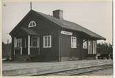 Envåningshus i trä. Hållplats, 1954 rälsbuss hållplats till 1960.