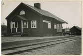 Envåningshus i trä. Hållplats från 1937, station från 1956 till 1964. persontrafik upphör 1975. Ingen linjeplats bara säsong från 1993.