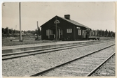 Envånings stationshus i trä. Hållplats från 1937, rälsbusshållplats från 1959, Persontrafik upphör 1991, säsonghållplats från 1993.