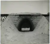 Kulvert över södraTjålmejokk.
Järnvägen som går genom Jokkmokks område sträcker sig över många vattendrag, bäckar, åar och älvar. Broarna som byggdes över de anpassades till terrängen. De var framförallt funktionella men, deras utseende gick från väldigt enkla, grovhuggna till sublima, estetiskt utformade valvbroar.
