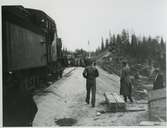 Sammanspikning av inlandsbanans sista skenor i september 1936.