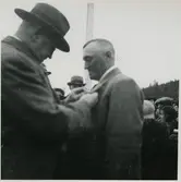 Generaldirektör, Axel Granholm utdelar förtjänsttecken.