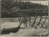 Järnvägsbrobygge vid Stora Luleälven.
Provisorisk landsvägsbro vid Stora Luleälven.
