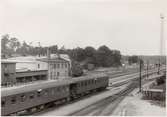 Foto tagit över bangård och lokstall, personvagn TGOJ 3 klass. Stationen öppnad 1877 01 01.