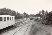 Närmast i bild Motorvagn TGOJ B17,  stationen i bakgrunden till höger. Station öppnad 1876-07-01.