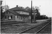 Ockelbo station. Ett persontåg från Uppsala - Gävle Järnväg, UGJ, med destination Gävle står vid plattformen.