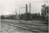 Alby bangård.
Klorat- och karbidfabriken hade under ett antal år en smalspårig, 600 mm, elektrisk järnväg mellan industriområdet och järnvägsstationen.