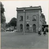 Stationshus och resande.