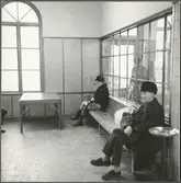 Resande i väntsalen på Nässjö station.