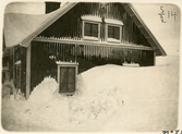 Riksgränsen, bostadshus efter snöstormen.