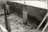 Betong fundament vid bygget av driftverkstaden.