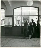 Vid biljettförsäljningen före ombyggnaden, på Örebro station.