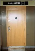 Dörr in till damtoaletten.