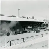 Lastbilar vid lastkajen.