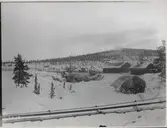 Porjus kraftverk under byggnation. Arbetslag i arbete med lilla skibordet.