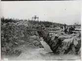Porjus kraftverk under byggnation. Arbetslag i arbete med dammen på västra stranden.