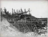 Porjus kraftverk under byggnation vid Stora Lule älv. Dammkärnans anslutning till land på den västra stranden.