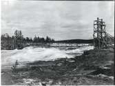 Byggnad av hängbron över Luleälven.