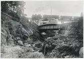 Bergslagernas Järnvägar, BJ Y3 med tåg på bron. Ångfartyget Erik Sparre passerar akvedukten.