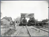 Provbelastning av järnvägsbron över Göta älv vid Norsholm på linjen mellan Norrköping och Linköping.
Loket till höger är Statens Järnvägar, SJ Mc 763, det vänstra är SJ Mc 803..