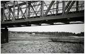 Under järnvägsbron som går över Luleälven på linjen mellan Hednoret och Boden Södra.