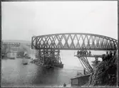 Järnvägsbron flyttas med båtar till brofäste.