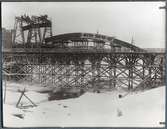 Järnvägsbron byggs över Piteälven vid Sikfors på linjen mellan Piteå och Älvsbyn.