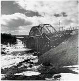 Ny bro byggs över Skellefte älven invid den gamla på linjen mellan Karsbäcken och Kusfors, längs norra stambanan.