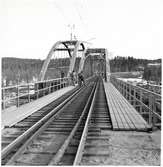 Anläggande av ny bro över Skellefteälven på linjen mellan Karsbäcken och Kusfors, längs norra stambanan.