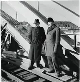 Byrådirektör Björk samt Förste Baningenjör Briandt från Bantekniska byrån på bron över Skellefteälven, på linjen mellan Karsbäcken och Kusfors.