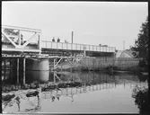 Personal på järnvägsbron över Stångån vid Linköping på linjen mellan Linköping och Vikingstad.