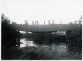 Järnvägsbron över Suseån. Inläggning av överbyggnad. Slipers läggs på.