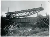Bron över Suseån. Inläggning av överbyggnad. Äldre överbyggnad lyfts på trallor.