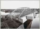 Linjen mellan Mora och Mora Noret. Kombinerad järnväg- och landsvägsbro över Österdalälven vid Mora. Ett brospann var svängbart för att fartyg skulle kunna passera. Bron invigdes 1896-09-19 och anläggningskostnaden för själva bron uppgick till 171 505 kr.