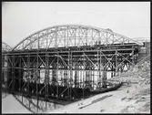 Umeälven vid Vännäs. Broarbete med komplettering av underliggande fackverksbalk under farbanan.