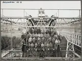 Byggarbetare och personal framför järnvägsbron över Ångermanälven vid Forsmo. Äldre bro syns till höger.