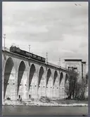 Årstabron med persontåg, arbetare under bron.