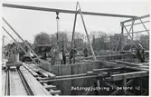 Brobygge över Ätran. Betonggjutning i pelare.