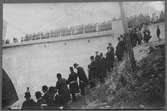 Invigningsdagen av den andra av Tallbergsbroarna över Öreälven 5/10-1919.