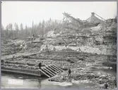 Västra stranden med transportviadukten för betongarbeten under byggnad för brobygget över Öreälven.