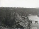 Broläget den 21 juni 1917 visande betongformarna för pelarna I, II o III samt den efter branden i maj delvis rivna pålverkstaden vid Öreälven.