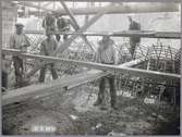 Arbetare vid brobygget över Öreälven.